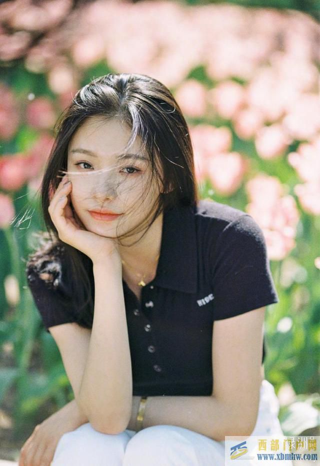 林允置身花海拍美照 對鏡托腮發(fā)絲飛揚(圖1) 林允置身花海拍美照 對鏡托腮發(fā)絲飛揚(圖1)