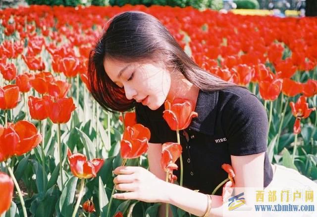 林允置身花海拍美照 對鏡托腮發(fā)絲飛揚(圖4) 林允置身花海拍美照 對鏡托腮發(fā)絲飛揚(圖4)