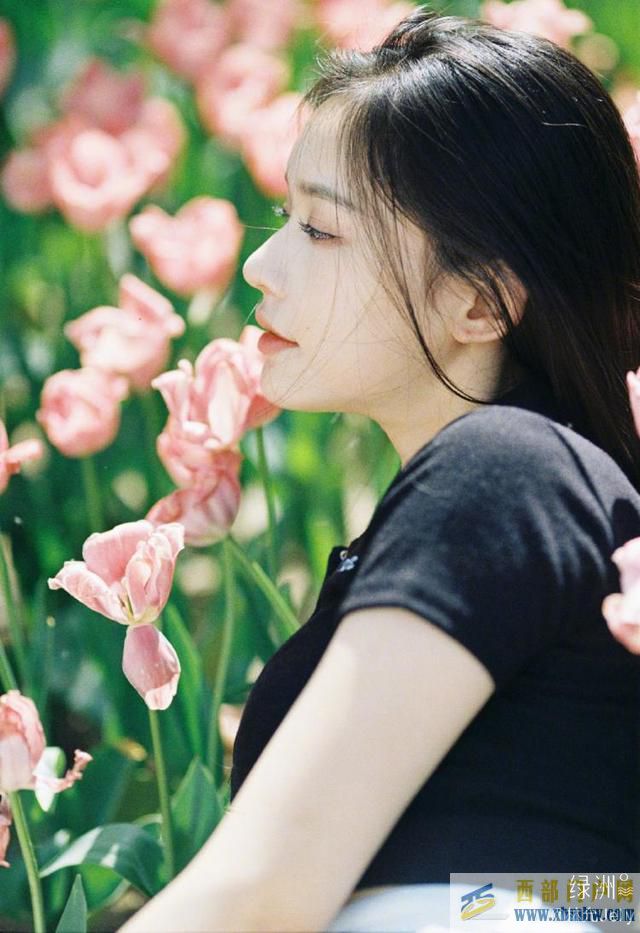 林允置身花海拍美照 對鏡托腮發(fā)絲飛揚(圖8) 林允置身花海拍美照 對鏡托腮發(fā)絲飛揚(圖8)