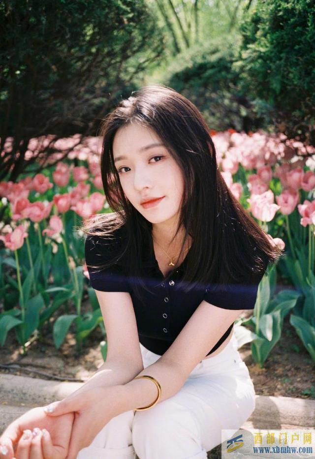 林允置身花海拍美照 對鏡托腮發(fā)絲飛揚(圖7) 林允置身花海拍美照 對鏡托腮發(fā)絲飛揚(圖7)
