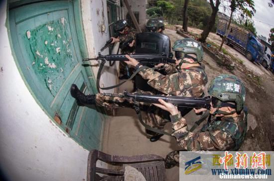 廣西防城港武警官兵節后掀起練兵熱潮(圖1)