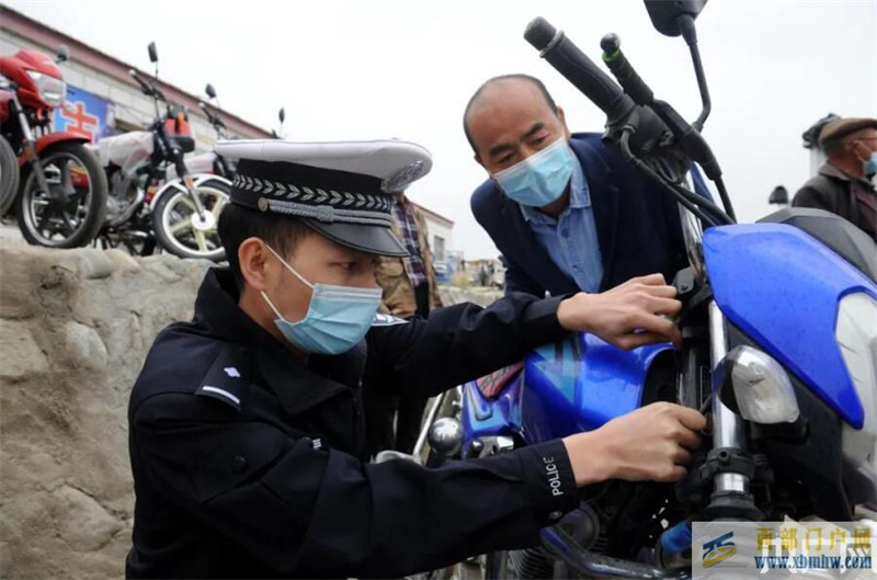 昌吉交警“流動車管所”暖民心(圖1) 昌吉交警“流動車管所”暖民心(圖1)