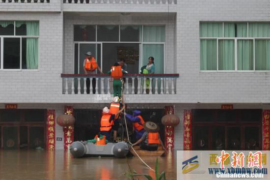 暴雨“襲擊”貴州黔東南消防員連夜救援(圖1) 暴雨“襲擊”貴州黔東南消防員連夜救援(圖1)