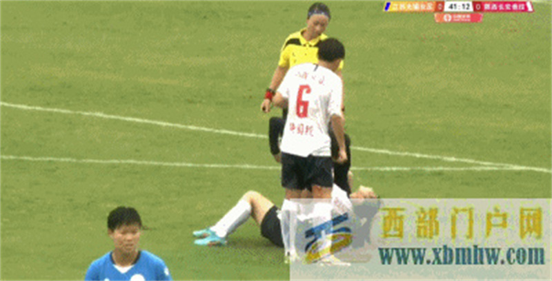女超賽場隊員受傷沒擔架?陜西長安競技女足辟謠(圖1) 女超賽場隊員受傷沒擔架?陜西長安競技女足辟謠(圖1)