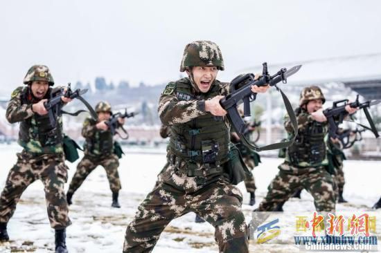 黔西南武警官兵雪中訓練(圖1)