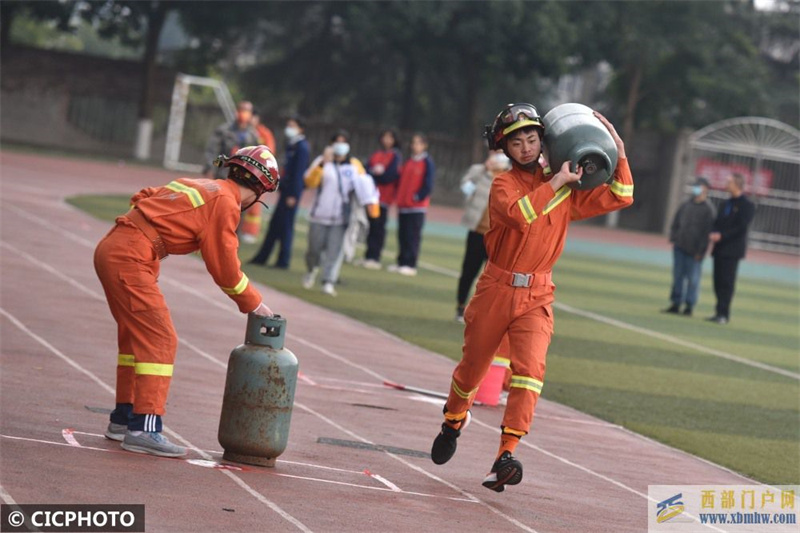 四川內(nèi)江:大中學(xué)生賽消防技能(圖1) 四川內(nèi)江:大中學(xué)生賽消防技能(圖1)