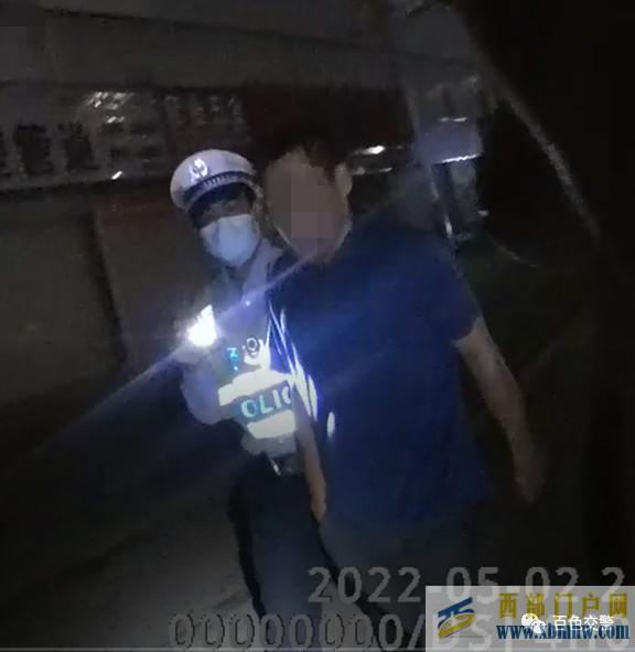 百色一男子酒駕遇交警,竟拉妻子出來頂包,罰(圖1) 百色一男子酒駕遇交警,竟拉妻子出來頂包,罰(圖1)