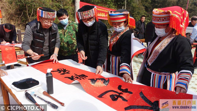 廣西賀州：義寫春聯進瑤山(圖3)