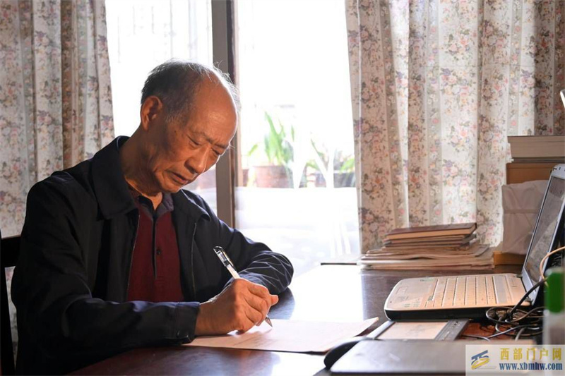 “我等無銀窮一生,留得筆墨在人間”以筆養生,四川南充退休法官75歲開始寫小說(圖1) “我等無銀窮一生,留得筆墨在人間”以筆養生,四川南充退休法官75歲開始寫小說(圖1)