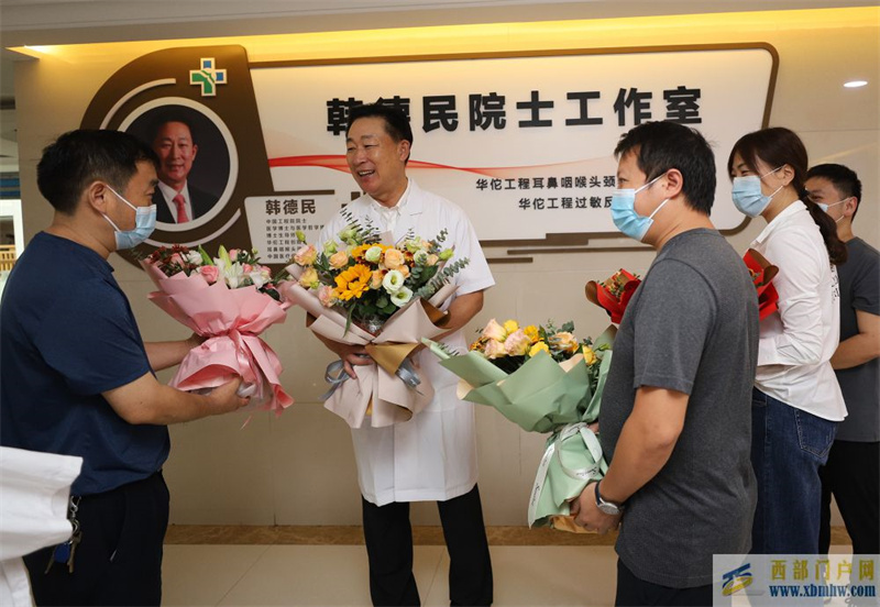 大足區人民醫院:醫學院士收到患者贈送鮮花,大足“華佗工程”幫扶成效明顯(圖1) 大足區人民醫院:醫學院士收到患者贈送鮮花,大足“華佗工程”幫扶成效明顯(圖1)