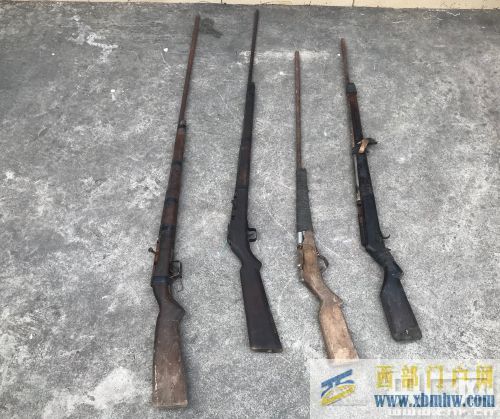 崇左邊境派出所收繳4支槍(圖1) 崇左邊境派出所收繳4支槍(圖1)