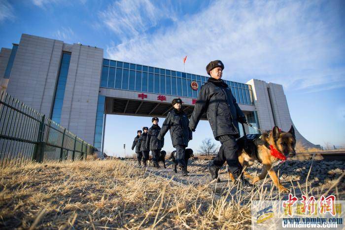 內(nèi)蒙古二連浩特為警犬舉行退役儀式(圖6)