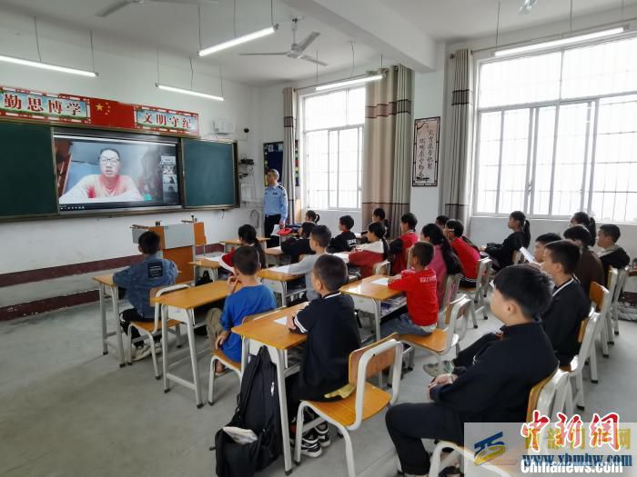 搭起“云課堂”廣東“英語(yǔ)專八”民警在廣西大山里扶智亦扶志(圖1) 搭起“云課堂”廣東“英語(yǔ)專八”民警在廣西大山里扶智亦扶志(圖1)