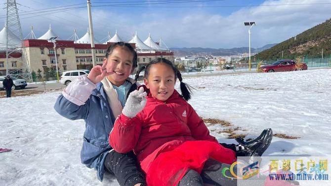迪慶:天然滑雪場里的“簸箕”亮了(圖1) 迪慶:天然滑雪場里的“簸箕”亮了(圖1)