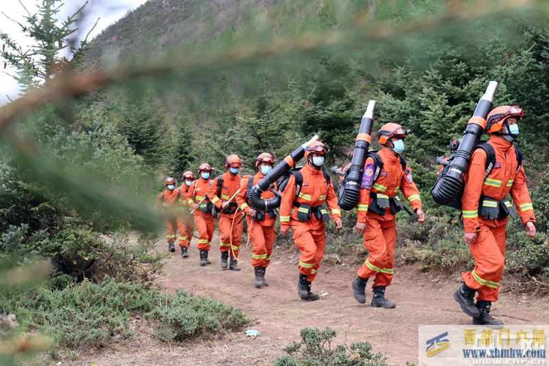 云南迪慶森林消防:節日在崗守護綠水青山(圖1) 云南迪慶森林消防:節日在崗守護綠水青山(圖1)