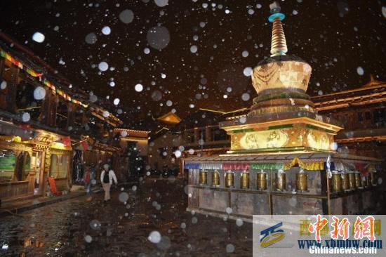 迪慶香格里拉雪夜古城美如畫(huà)(圖1)