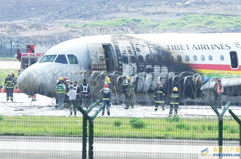 西藏航空一客機(jī)偏出跑道事故發(fā)生后,從業(yè)人員講述緊急撤離時(shí)乘客應(yīng)如何正確逃生(圖1) 西藏航空一客機(jī)偏出跑道事故發(fā)生后,從業(yè)人員講述緊急撤離時(shí)乘客應(yīng)如何正確逃生(圖1)