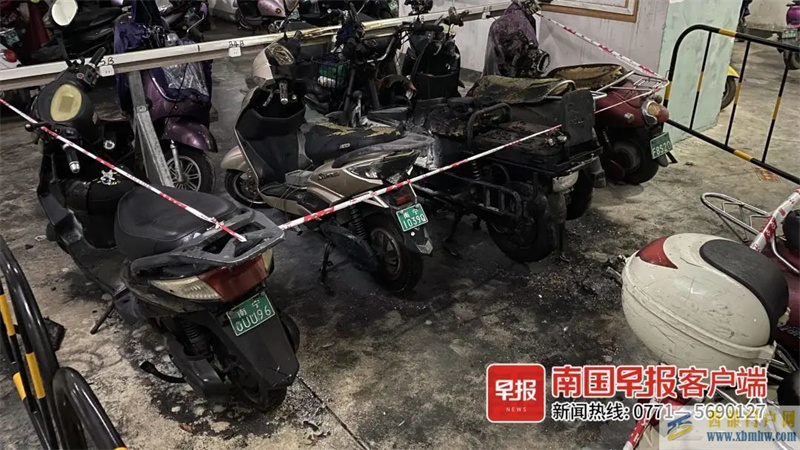 南寧一改裝電動車起火,小區數輛電動車遭殃(圖1) 南寧一改裝電動車起火,小區數輛電動車遭殃(圖1)