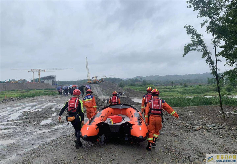 河水上漲淹沒道路5人被困，眉山消防20分鐘成功營救(圖1)