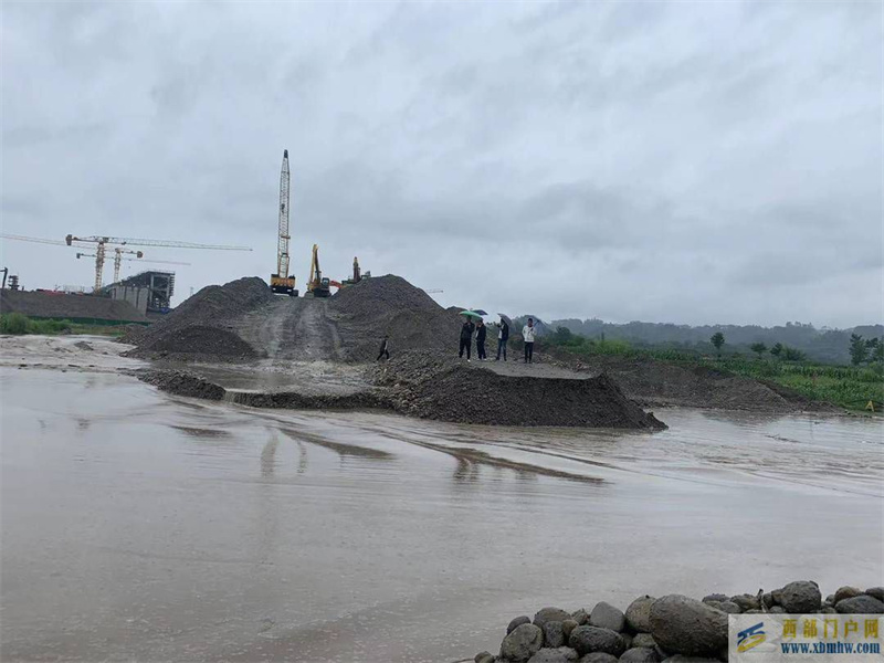 河水上漲5人被困四川眉山消防緊急營救(圖1) 河水上漲5人被困四川眉山消防緊急營救(圖1)