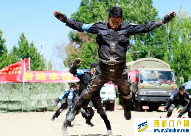 燃!來看西藏山南移民管理警察警務實戰演練現場(圖1) 燃!來看西藏山南移民管理警察警務實戰演練現場(圖1)