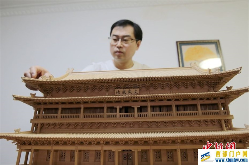西安手工愛好者上萬零部件制作微縮“鐘鼓樓”(圖1) 西安手工愛好者上萬零部件制作微縮“鐘鼓樓”(圖1)