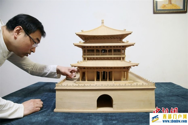 西安手工愛好者上萬零部件制作微縮“鐘鼓樓”(圖3)