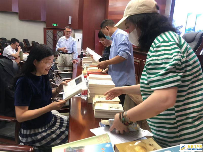 開州區作協開展“書香開州·文學有我”新書發布暨圖書捐贈活動(圖2)