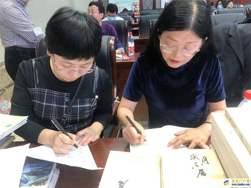 開州區作協開展“書香開州·文學有我”新書發布暨圖書捐贈活動(圖3)