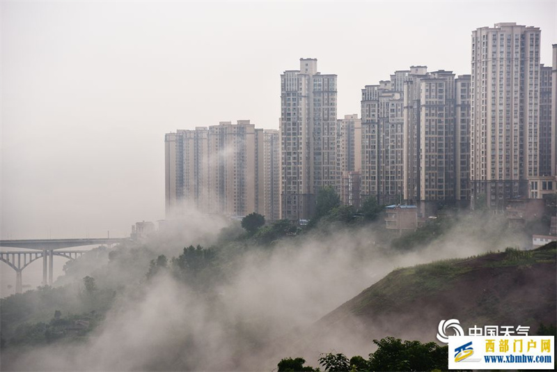 重慶豐都雨霧籠罩宛若海市蜃樓(圖1) 重慶豐都雨霧籠罩宛若海市蜃樓(圖1)