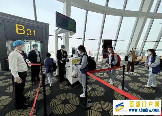 首都航空順利運送251名在京玉樹師生返鄉高考(圖1) 首都航空順利運送251名在京玉樹師生返鄉高考(圖1)