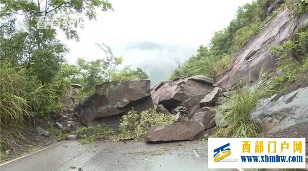 強降雨致重慶云陽一山體塌方(圖1) 強降雨致重慶云陽一山體塌方(圖1)