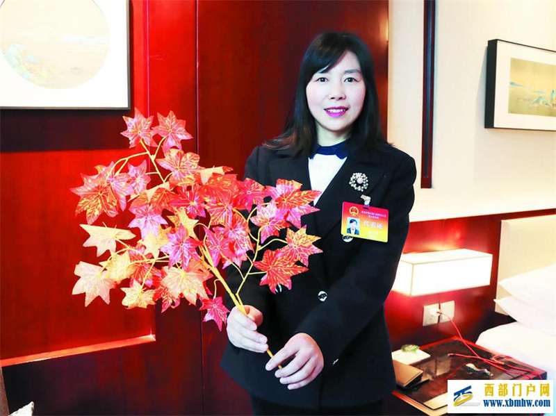 一片紅葉看巫山發展“紅似火”(圖1) 一片紅葉看巫山發展“紅似火”(圖1)