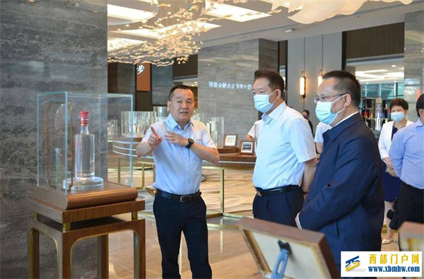 瀘州市委書記楊林興帶隊調研瀘州老窖｜擦亮瀘州城市品牌名片!(圖1)