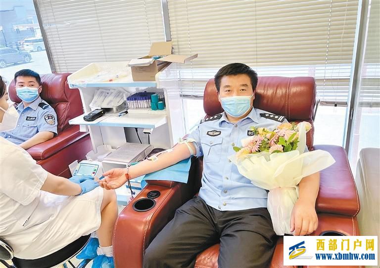 暖“心”聞:“陜西好人”帶領志愿者獻血獻愛心(圖1) 暖“心”聞:“陜西好人”帶領志愿者獻血獻愛心(圖1)