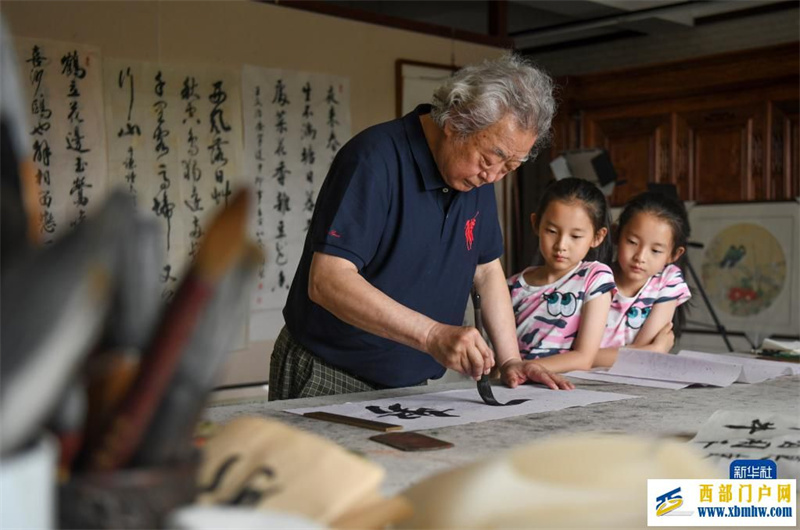 烏魯木齊中小學生陸續進入暑期生活(圖1) 烏魯木齊中小學生陸續進入暑期生活(圖1)