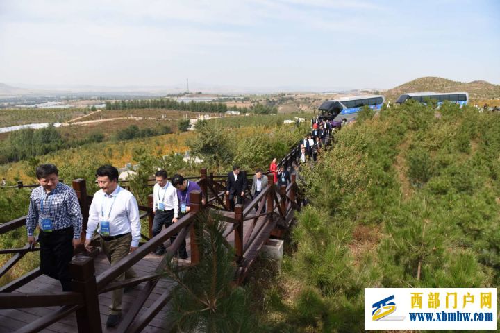 內(nèi)蒙古赤峰市召開第二屆旅游產(chǎn)業(yè)發(fā)展大會(huì)(圖4) 內(nèi)蒙古赤峰市召開第二屆旅游產(chǎn)業(yè)發(fā)展大會(huì)(圖4)