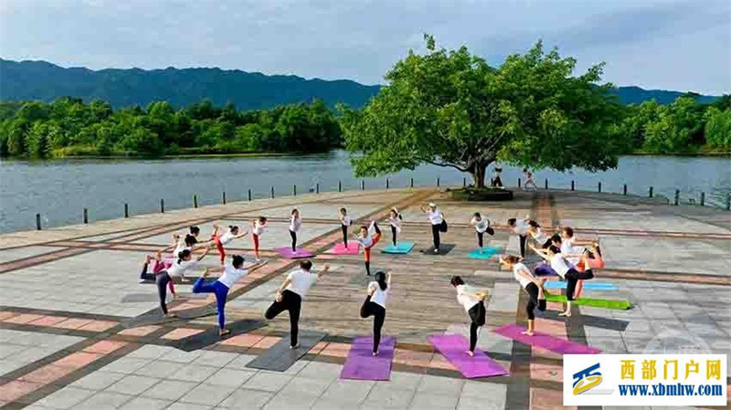 重慶梁平：公園秀瑜伽慶祝“國際瑜伽日”(圖1)