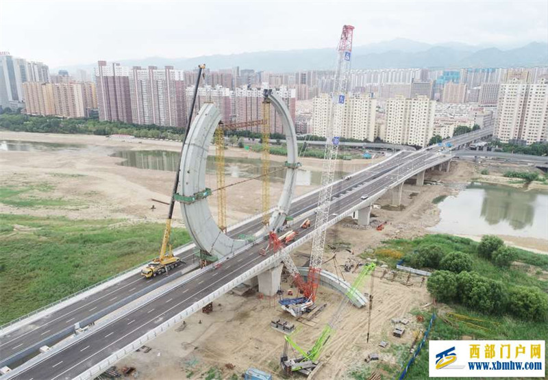 主橋鋼塔環(huán)順利合龍寶雞渭河團(tuán)結(jié)大橋建設(shè)進(jìn)入最后沖刺階段(圖1) 主橋鋼塔環(huán)順利合龍寶雞渭河團(tuán)結(jié)大橋建設(shè)進(jìn)入最后沖刺階段(圖1)