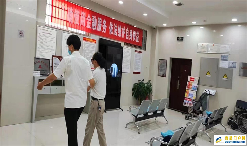 工行寶雞開發(fā)區(qū)支行貼心服務視力障礙客戶獲好評(圖1) 工行寶雞開發(fā)區(qū)支行貼心服務視力障礙客戶獲好評(圖1)