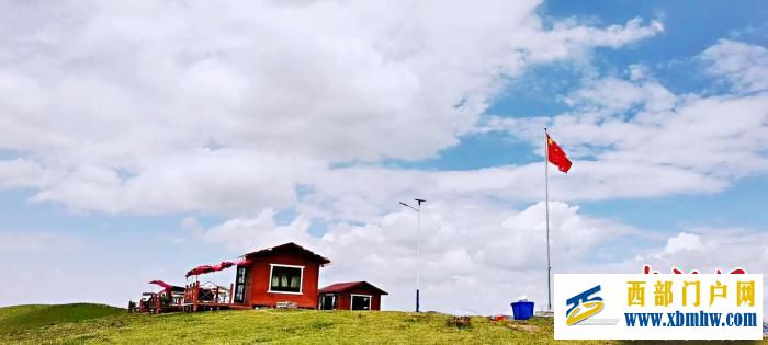 青海進入旅游“黃金季”民眾“打卡”草原拍“壁紙”(圖1) 青海進入旅游“黃金季”民眾“打卡”草原拍“壁紙”(圖1)