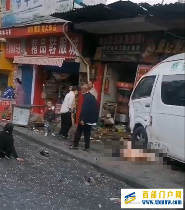 被撞店鋪老板講述六盤水4死10傷交通事故:撞公交站后又沖撞路人(圖1) 被撞店鋪老板講述六盤水4死10傷交通事故:撞公交站后又沖撞路人(圖1)
