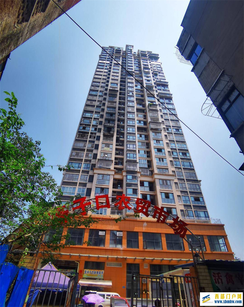內(nèi)江一商住樓9樓住戶家中起火致4死,現(xiàn)場探訪:疑為一家三代(圖1) 內(nèi)江一商住樓9樓住戶家中起火致4死,現(xiàn)場探訪:疑為一家三代(圖1)