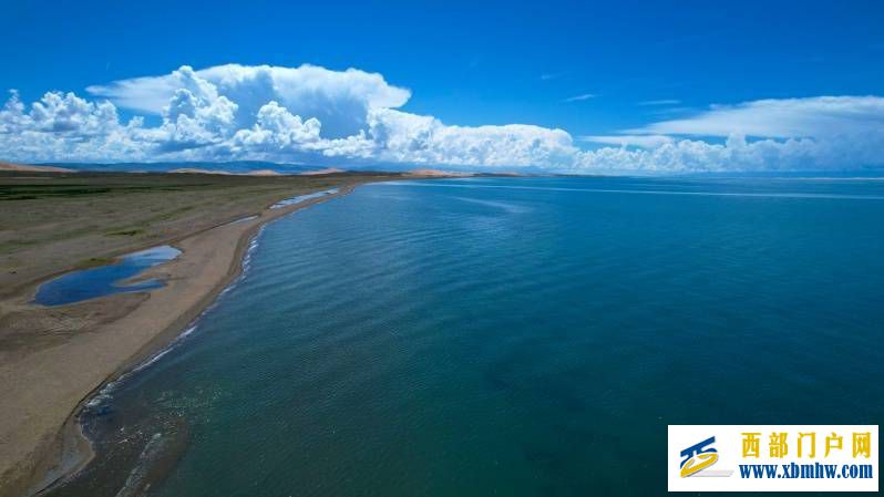 航拍青海碧波蕩漾青海湖(圖1)