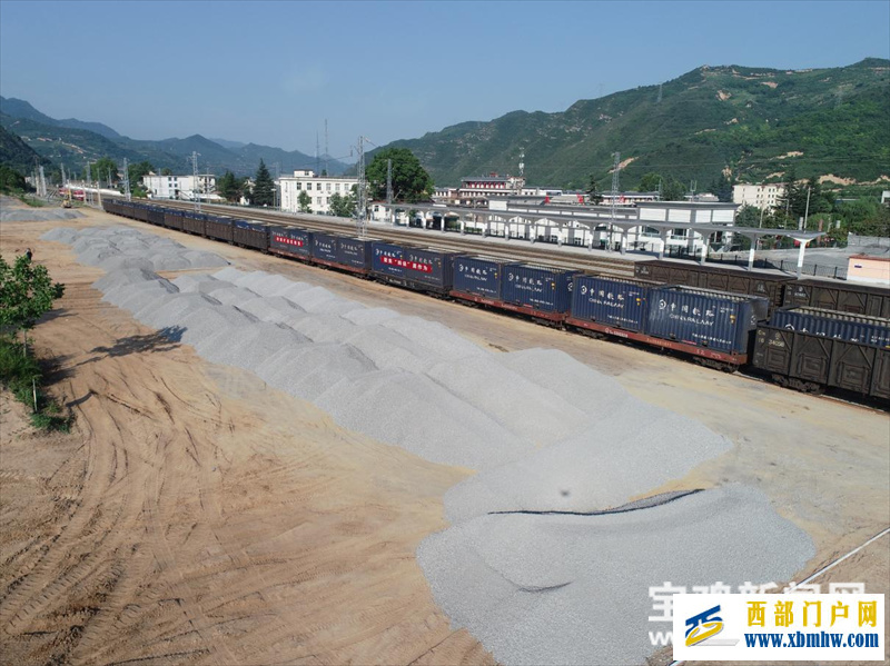 寶雞車務(wù)段鳳州車站單日貨運(yùn)發(fā)送量創(chuàng)歷史新高(圖1) 寶雞車務(wù)段鳳州車站單日貨運(yùn)發(fā)送量創(chuàng)歷史新高(圖1)