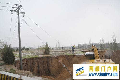 國網(wǎng)寧夏電力寧東供電公司全面吹響防洪防汛“集結(jié)號”確保電網(wǎng)安全度汛(圖1) 國網(wǎng)寧夏電力寧東供電公司全面吹響防洪防汛“集結(jié)號”確保電網(wǎng)安全度汛(圖1)