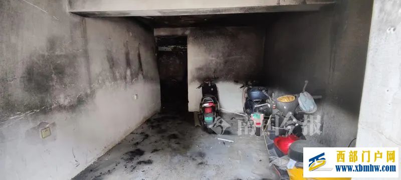 濃煙滾滾!柳州一小區倉庫凌晨起火,多輛電動車被燒成骨架(圖1) 濃煙滾滾!柳州一小區倉庫凌晨起火,多輛電動車被燒成骨架(圖1)