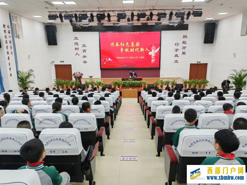 圖為李建明為師生作宣講報告