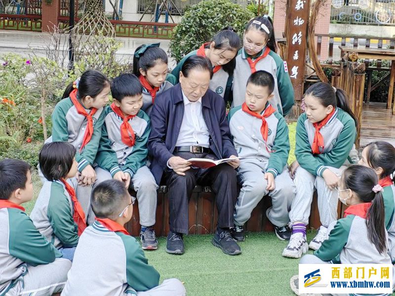 圖為李建明給學生們講紅軍長征的故事