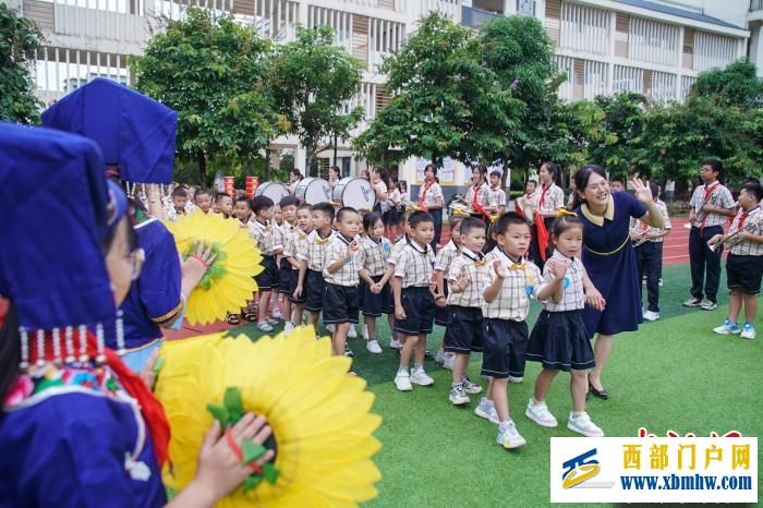 廣西南寧:秋季學期啟幕 師生歡迎新生入學(圖2) 廣西南寧:秋季學期啟幕 師生歡迎新生入學(圖2)